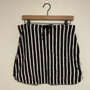 GAP Size Medium Gray and White Vertical Stripes Mini Skirt
